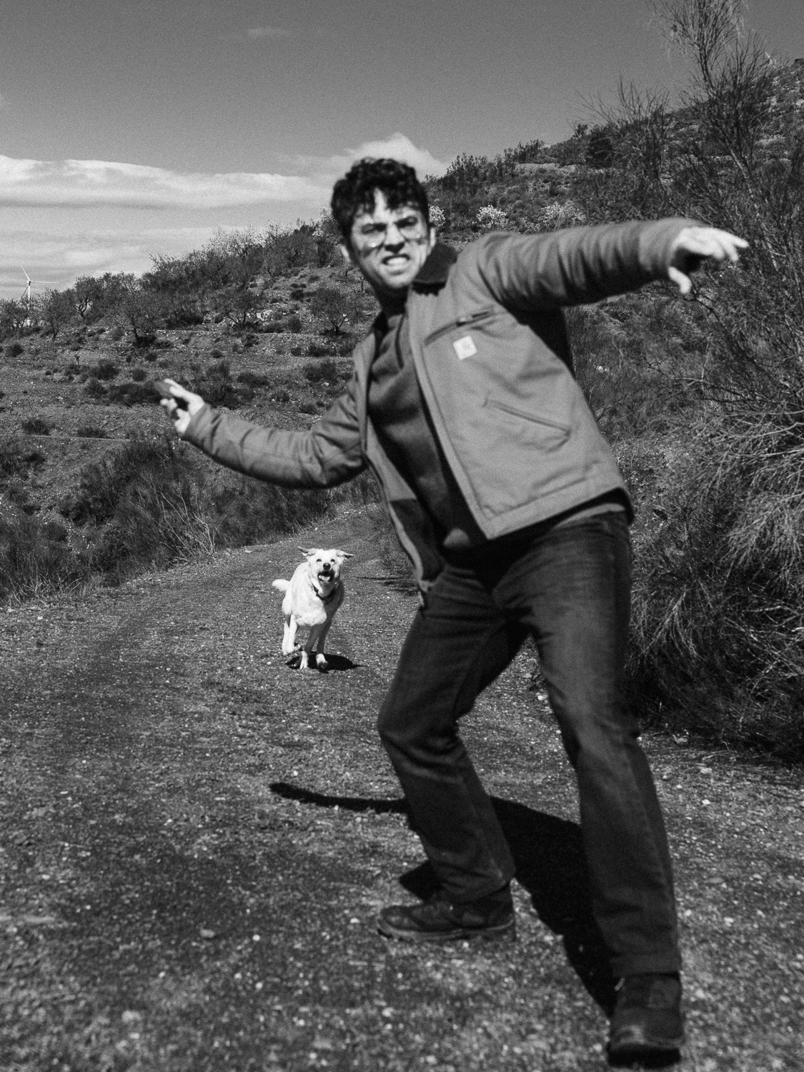 Aria jugando en el campo