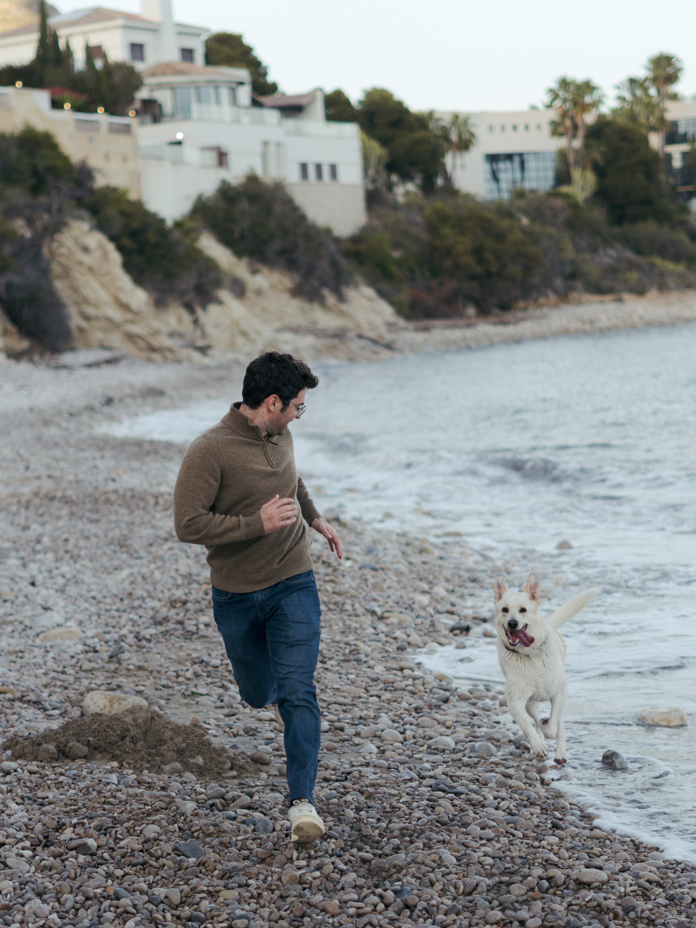 Aria corriendo por la playa