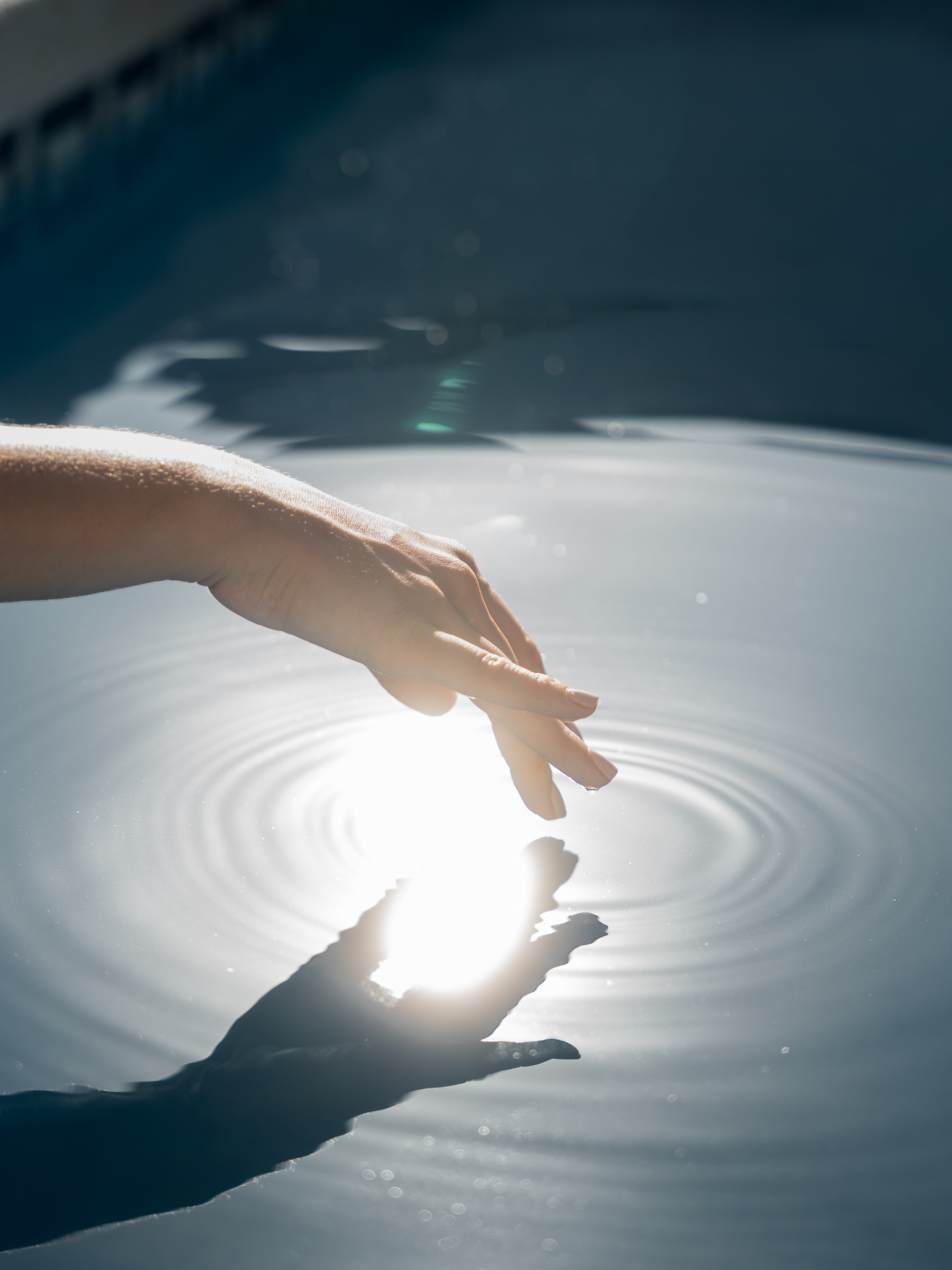 Mano tocando el agua