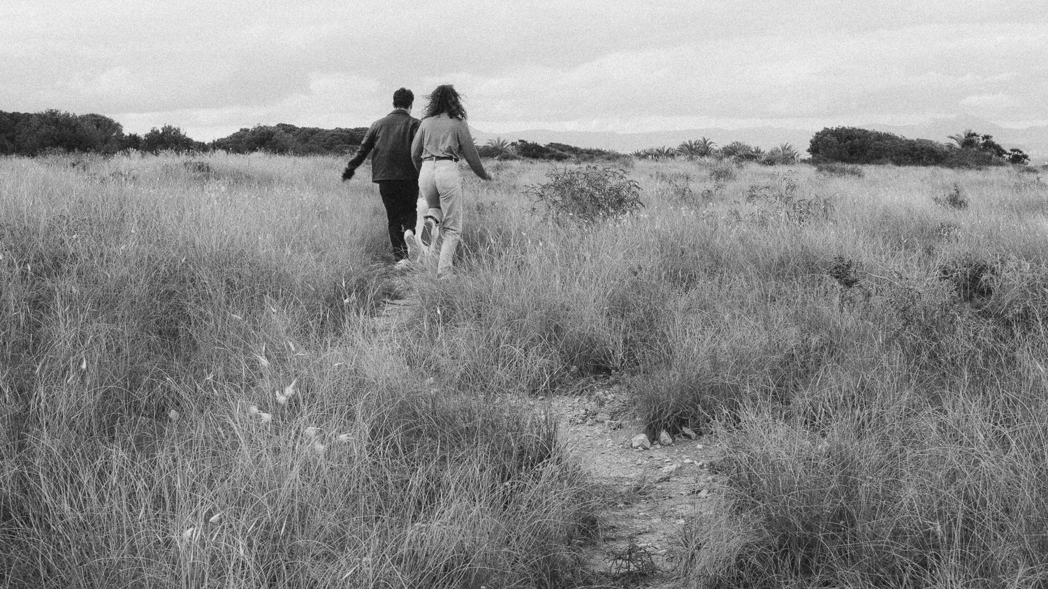 Jaime y Remedios caminando por el campo