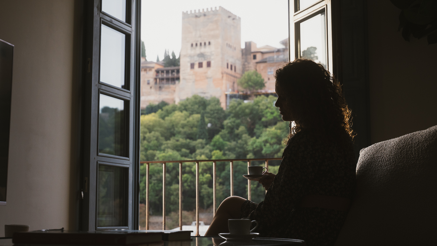 Remedios junto a una ventana con vistas
