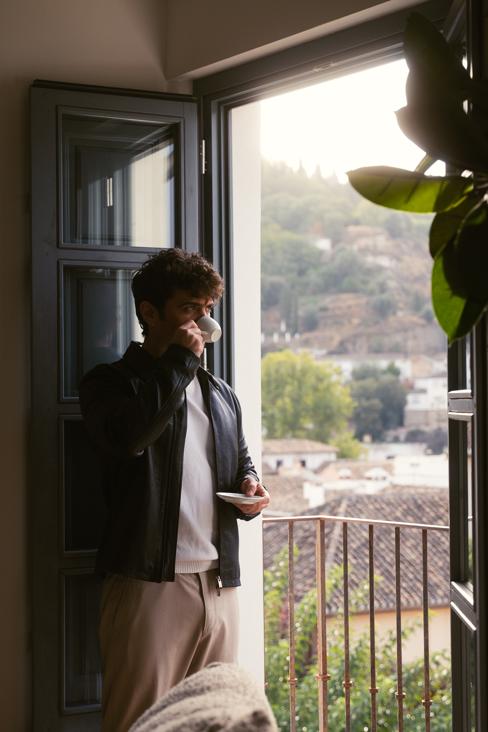 Jaime junto a una ventana