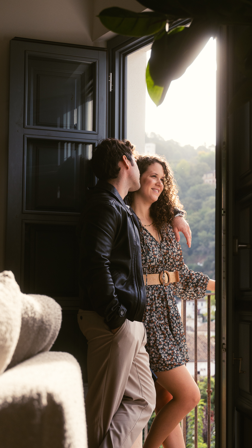 Jaime y Remedios junto a una ventana