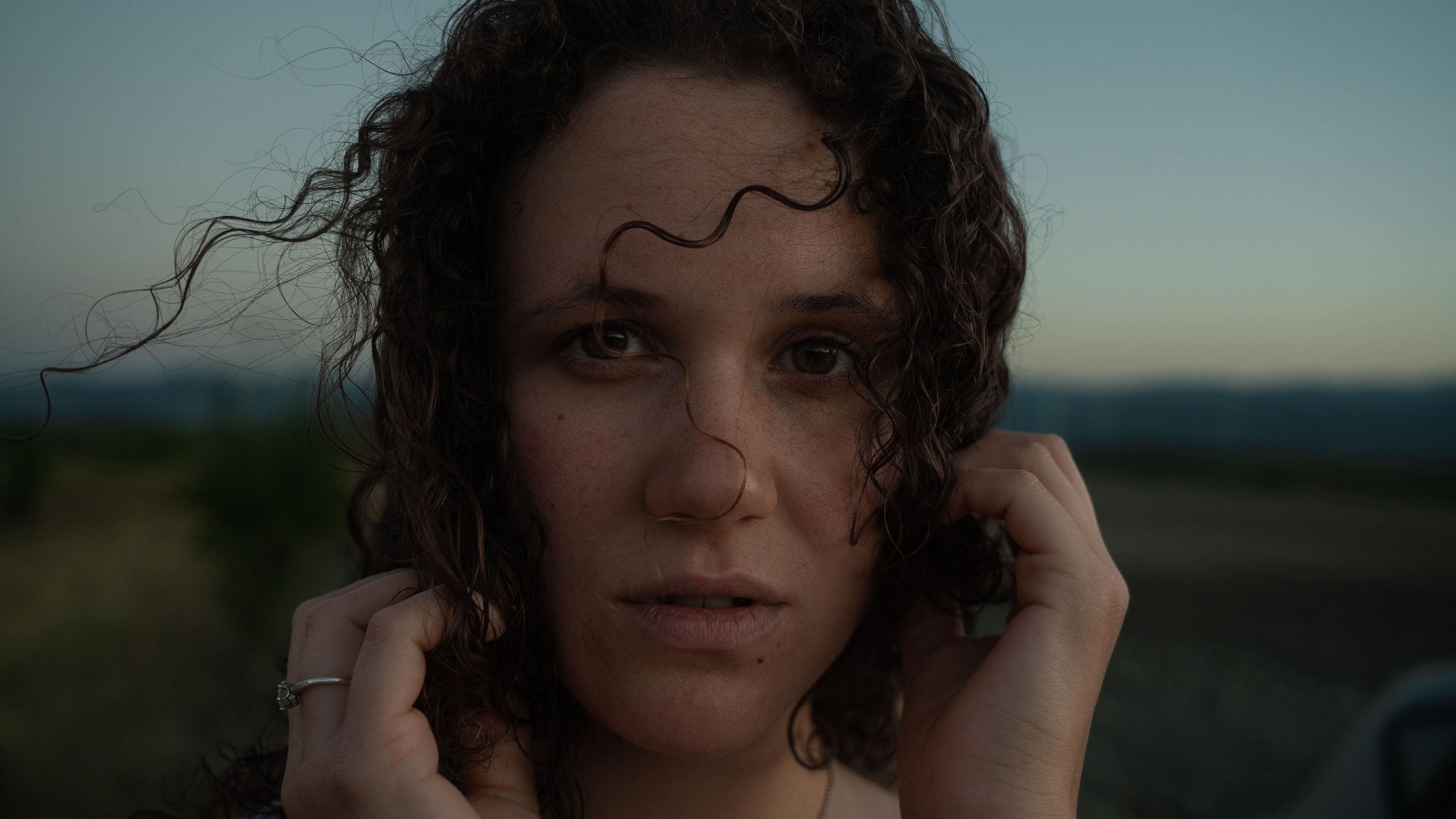 Retrato editorial al atardecer